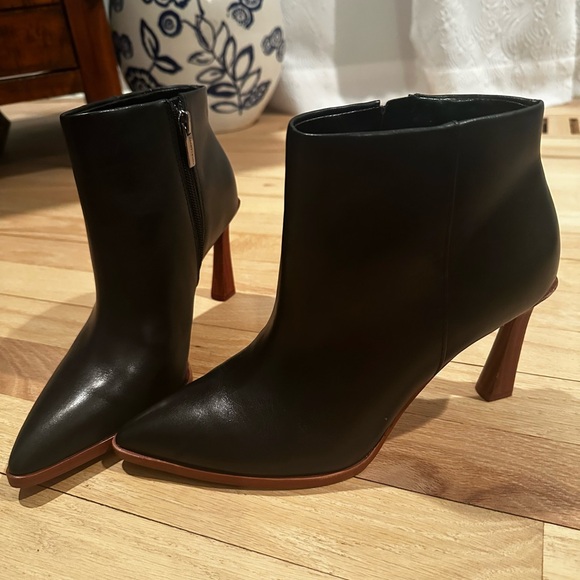 New condition Vincent Camuto all leather booties! - Picture 2 of 9